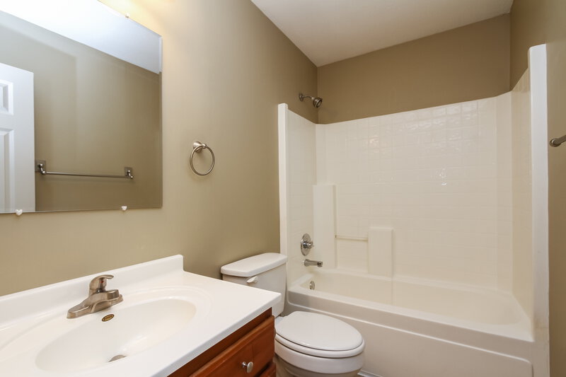2,540/Mo, 7828 Stratfield Dr Indianapolis, IN 46236 Bathroom View
