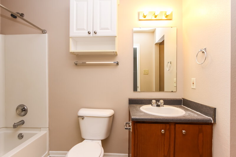 1,330/Mo, 2938 Earlswood Ln Indianapolis, IN 46217 Bathroom View