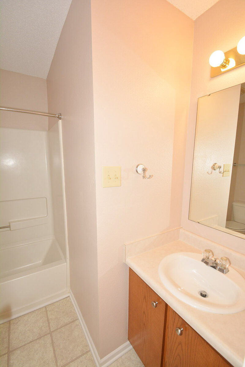1,330/Mo, 2938 Earlswood Ln Indianapolis, IN 46217 Bathroom View
