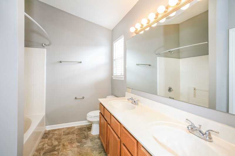 2,025/Mo, 6274 Valleyview Dr Fishers, IN 46038 Main Bathroom View