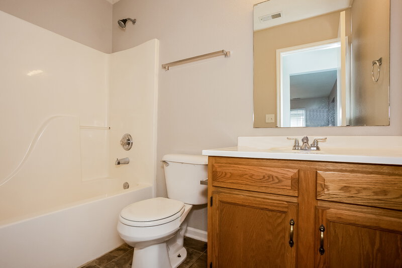 1,410/Mo, 15463 Wandering Way Noblesville, IN 46060 Main Bathroom View