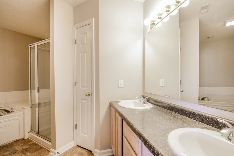 2,485/Mo, 4947 Kilda Dr Greenwood, IN 46142 Main Bathroom View