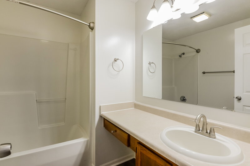 2,480/Mo, 7772 Harcourt Springs Pl Indianapolis, IN 46260 Main Bathroom View