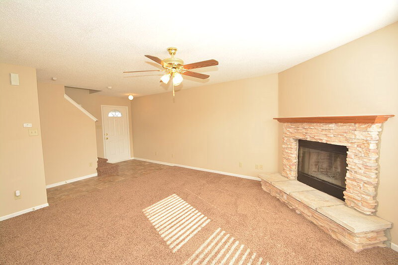 1,420/Mo, 911 Bentgrass Dr Greenwood, IN 46143 Family Room View 3