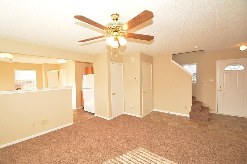 1,420/Mo, 911 Bentgrass Dr Greenwood, IN 46143 Family Room View 4