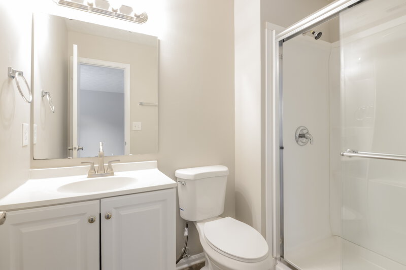 1,860/Mo, 140 Park Place Blvd Avon, IN 46123 Main Bathroom View