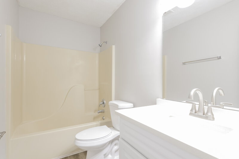 1,860/Mo, 140 Park Place Blvd Avon, IN 46123 Bathroom View