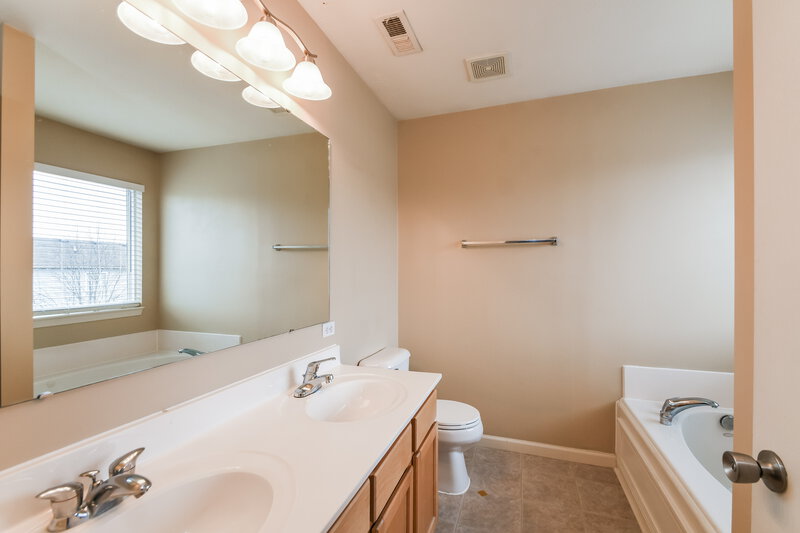 2,100/Mo, 14988 Lovely Dove Ln Noblesville, IN 46060 Main Bathroom View