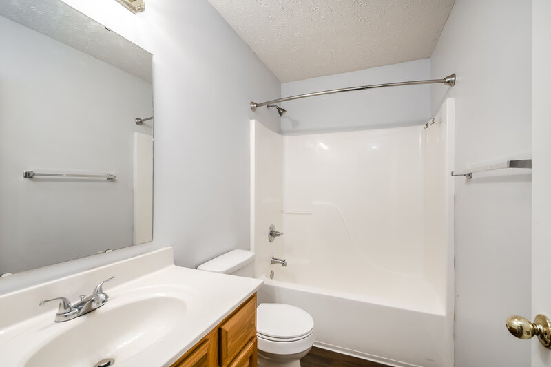 1,835/Mo, 7130 Silver Lake Dr Indianapolis, IN 46259 Bathroom View