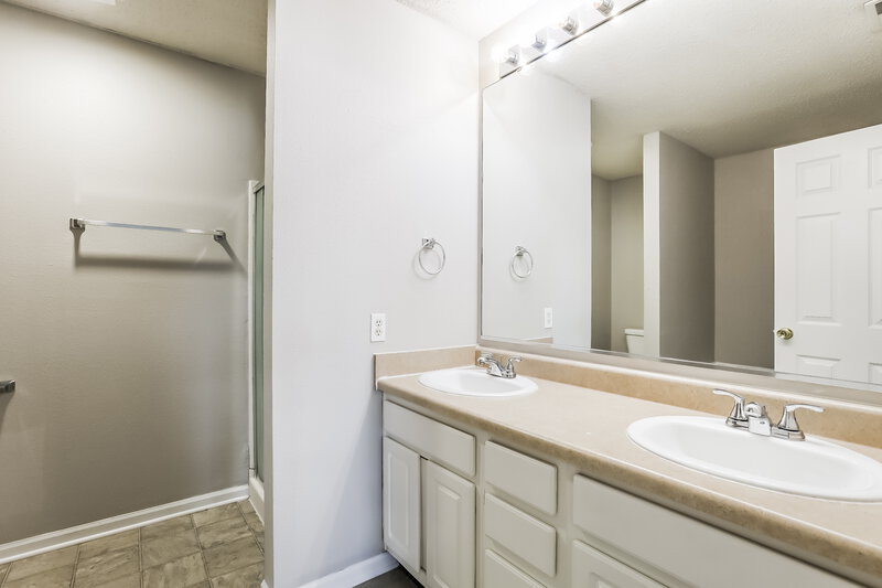 2,170/Mo, 8010 Whitaker Valley Blvd Indianapolis, IN 46237 Main Bathroom View