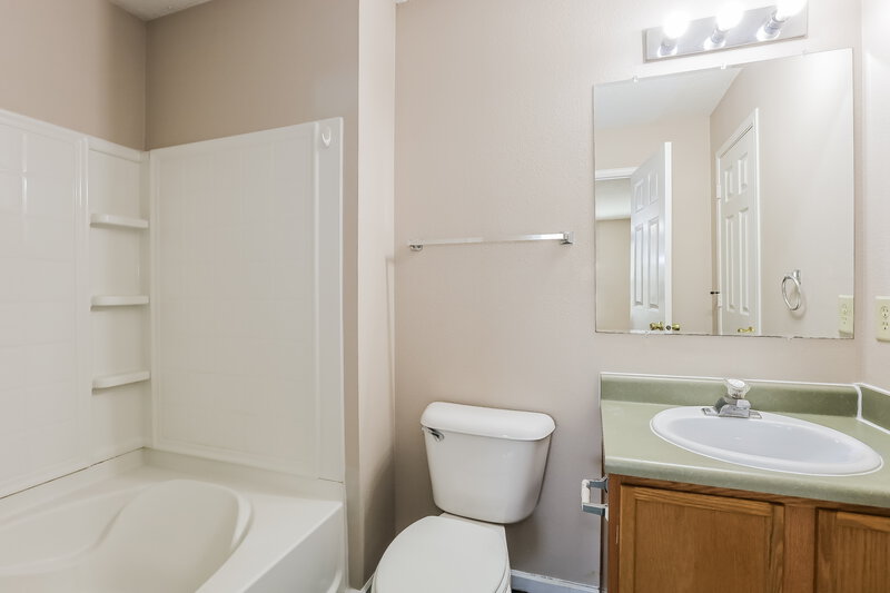 1,850/Mo, 1274 Castleford Ln Indianapolis, IN 46234 Main Bathroom View