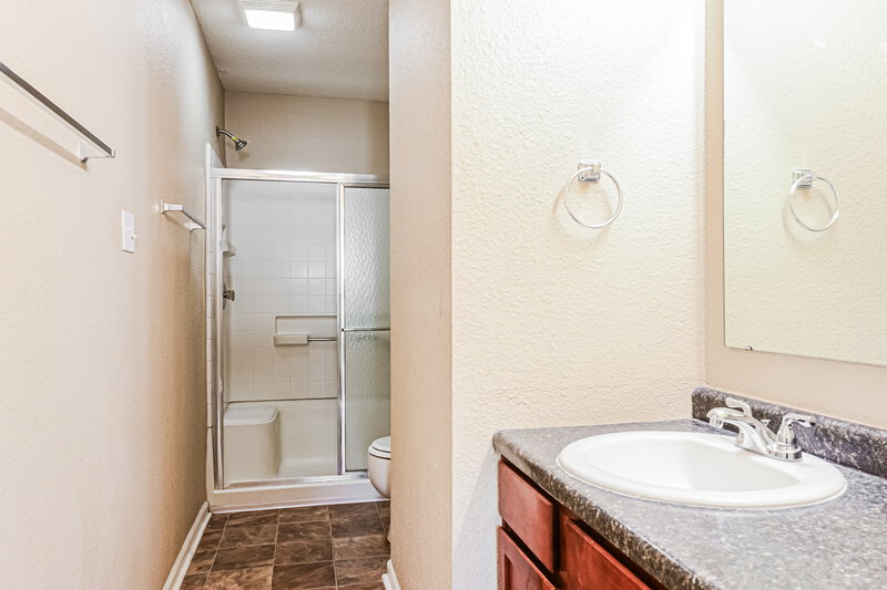 2,300/Mo, 1240 Cutler Ln Greenwood, IN 46143 Main Bathroom View
