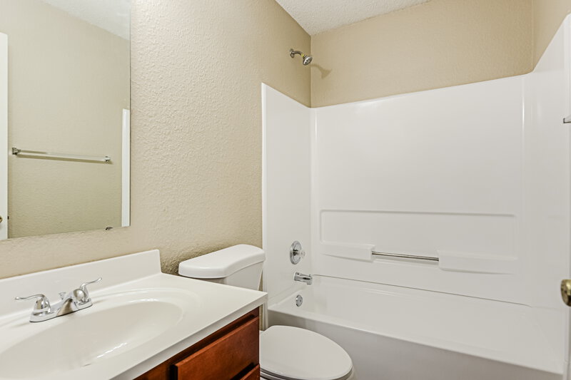 2,300/Mo, 1240 Cutler Ln Greenwood, IN 46143 Bathroom View