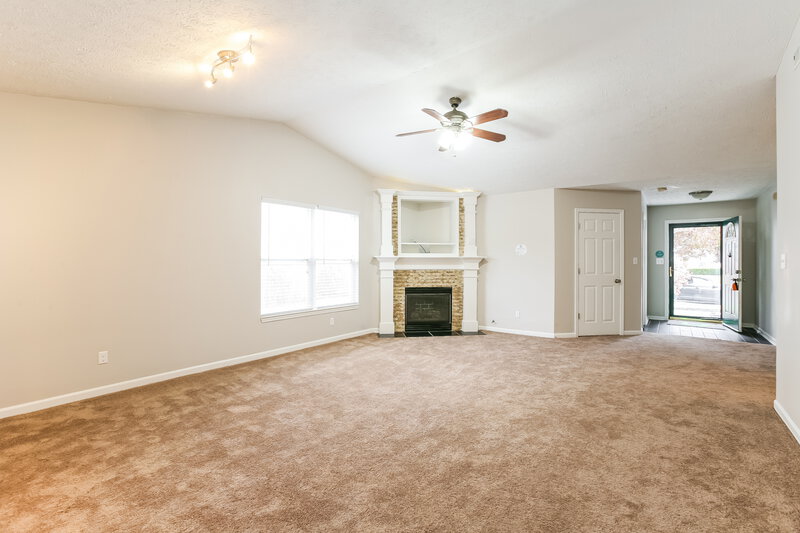 2,300/Mo, 6551 Jarvis Dr Indianapolis, IN 46237 Living Room View 3
