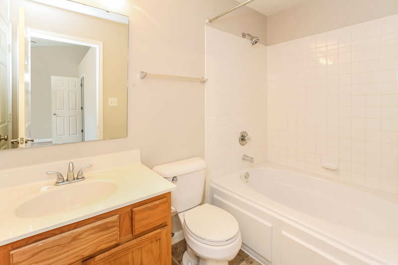 2,300/Mo, 6551 Jarvis Dr Indianapolis, IN 46237 Bathroom View