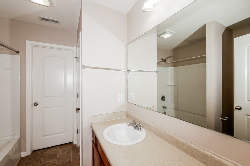 1,895/Mo, 15559 Old Pond Cir Noblesville, IN 46060 Main Bathroom View