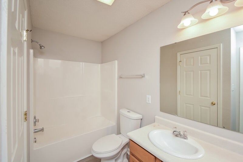 1,925/Mo, 11641 High Grass Dr Indianapolis, IN 46235 Bathroom View 2