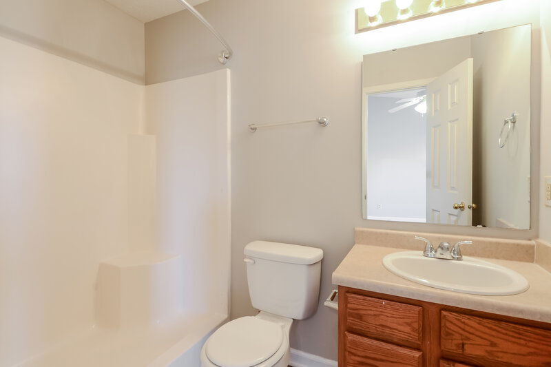 1,635/Mo, 5907 Sugarloaf Dr Plainfield, IN 46168 Main Bathroom View
