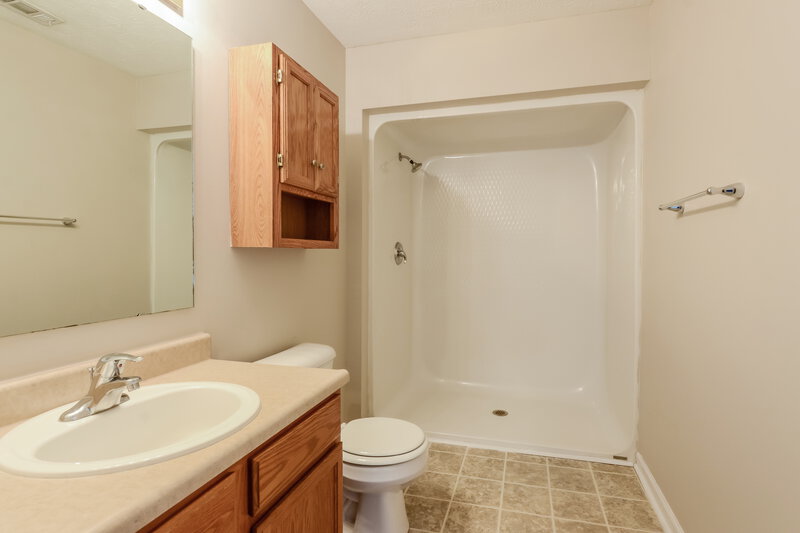 1,635/Mo, 5907 Sugarloaf Dr Plainfield, IN 46168 Bathroom View