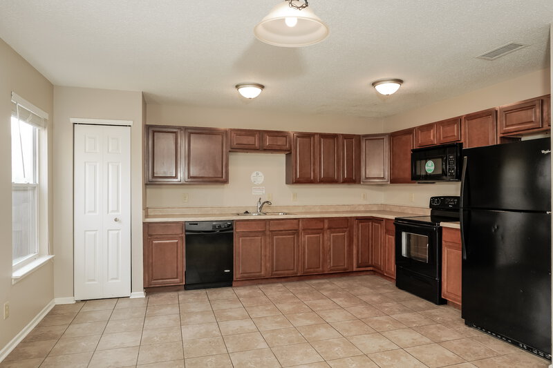 1,650/Mo, 48 Winterwood Dr Greenwood, IN 46143 Kitchen View