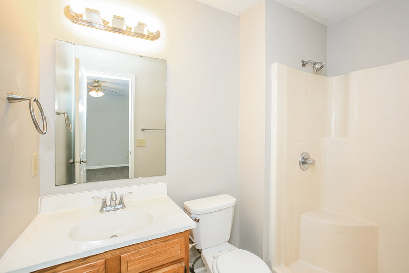 1,835/Mo, 9232 Whitecliff Way Indianapolis, IN 46234 Main Bathroom View