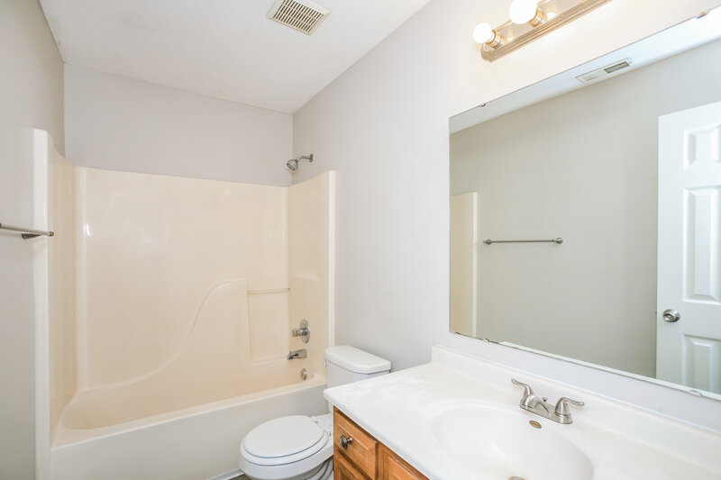 1,835/Mo, 9232 Whitecliff Way Indianapolis, IN 46234 Bathroom View