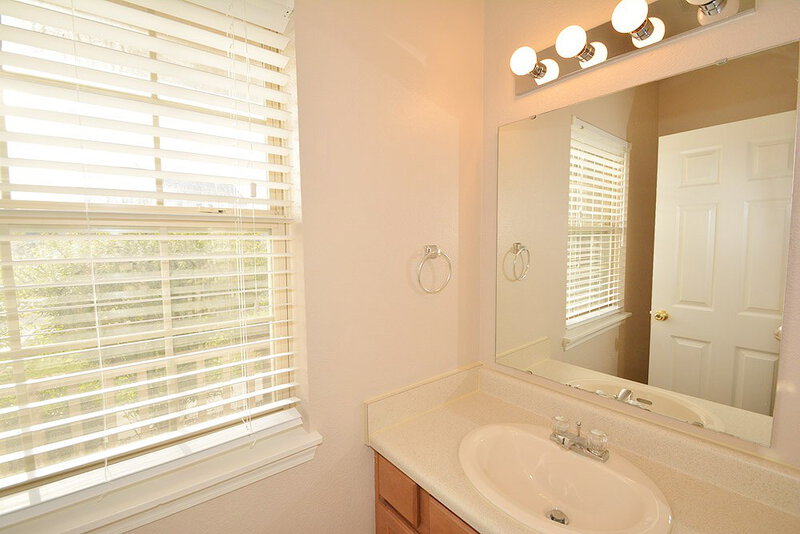 2,150/Mo, 5334 Sandwood Dr Indianapolis, IN 46235 Bathroom View