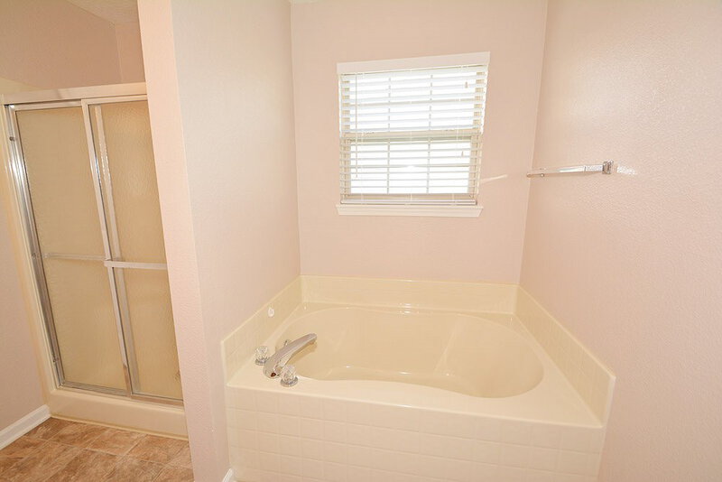 2,150/Mo, 5334 Sandwood Dr Indianapolis, IN 46235 Master Bathroom View 2