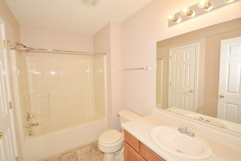 2,150/Mo, 5334 Sandwood Dr Indianapolis, IN 46235 Bathroom View 2