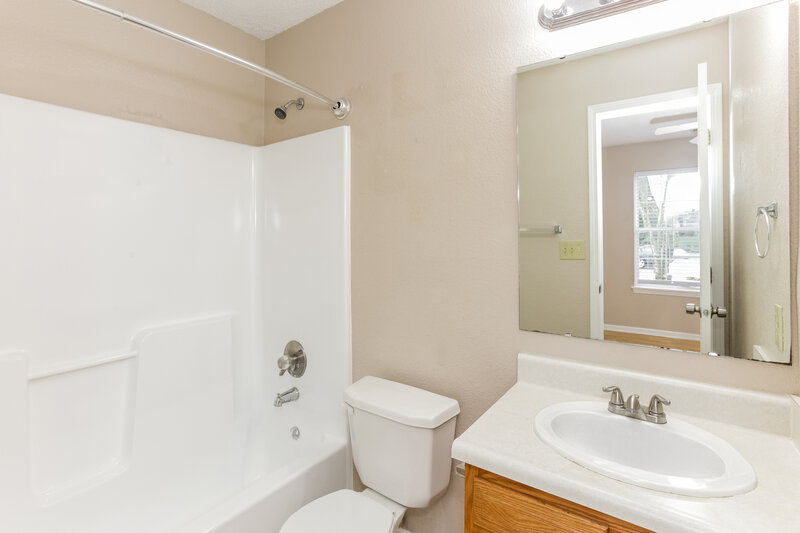 1,615/Mo, 8144 Amarillo Dr Indianapolis, IN 46237 Bathroom View