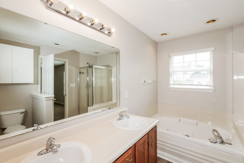 1,920/Mo, 626 Austrian Way Avon, IN 46123 Main Bathroom View