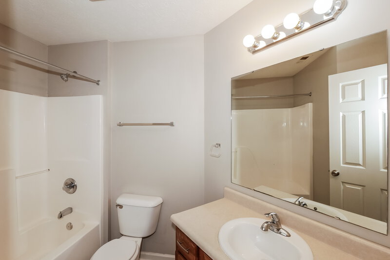 1,920/Mo, 626 Austrian Way Avon, IN 46123 Bathroom View