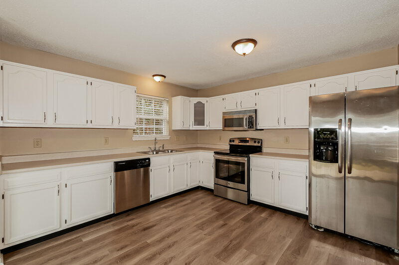 1,740/Mo, 5751 Ashcroft Dr Indianapolis, IN 46221 Kitchen View