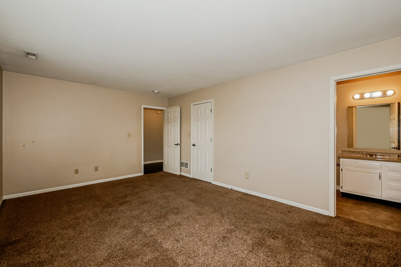 1,740/Mo, 5751 Ashcroft Dr Indianapolis, IN 46221 Main Bedroom View 2