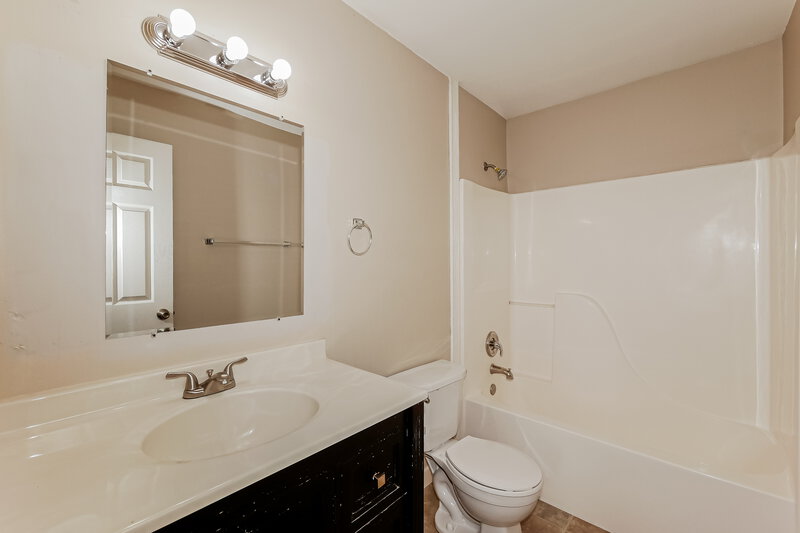 1,740/Mo, 5751 Ashcroft Dr Indianapolis, IN 46221 Bathroom View