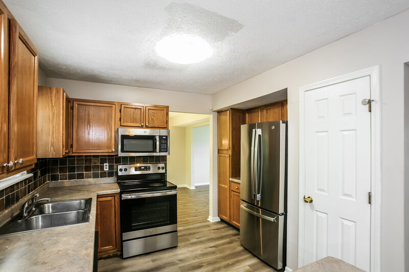 2,460/Mo, 2946 Scottsdale Dr Indianapolis, IN 46234 Kitchen View 2