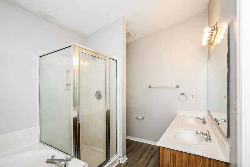 2,460/Mo, 2946 Scottsdale Dr Indianapolis, IN 46234 Main Bathroom View
