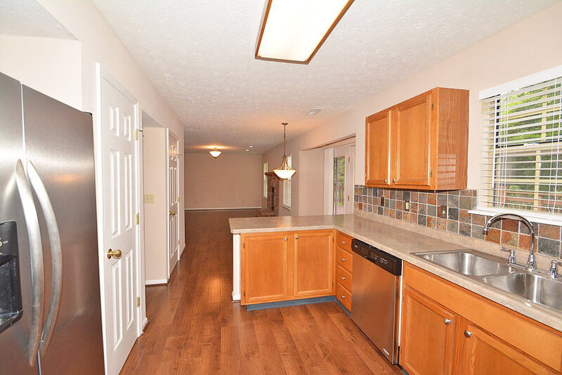 1,900/Mo, 2946 Scottsdale Dr Indianapolis, IN 46234 Kitchen View 2