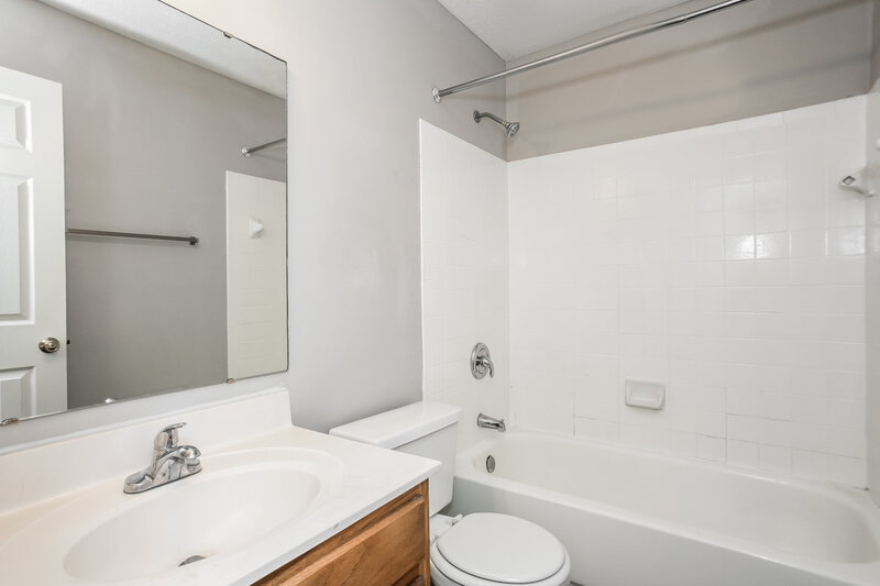 2,460/Mo, 2946 Scottsdale Dr Indianapolis, IN 46234 Bathroom View