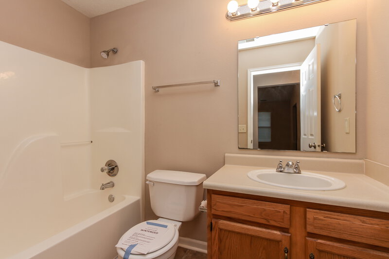 1,560/Mo, 15595 Follow Dr Noblesville, IN 46060 Bathroom View