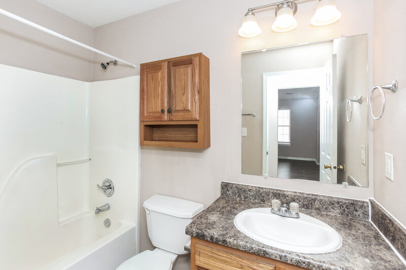 1,675/Mo, 5202 Sandy Forge Dr Indianapolis, IN 46221 Main Bathroom View