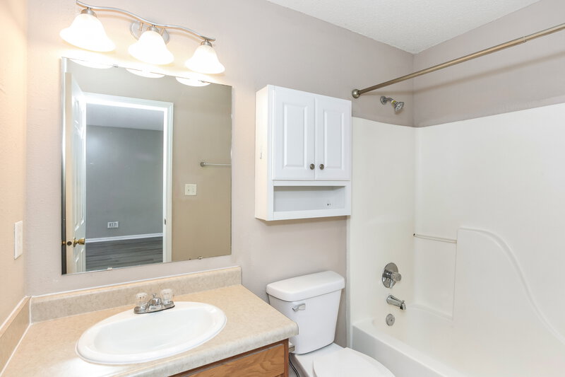 1,675/Mo, 5202 Sandy Forge Dr Indianapolis, IN 46221 Bathroom View