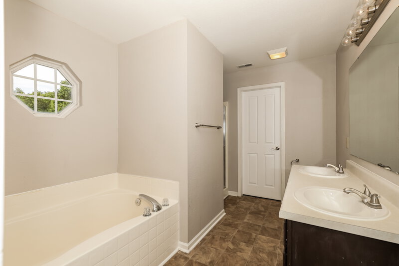 2,190/Mo, 18864 Prairie Crossing Dr Noblesville, IN 46062 Main Bathroom View