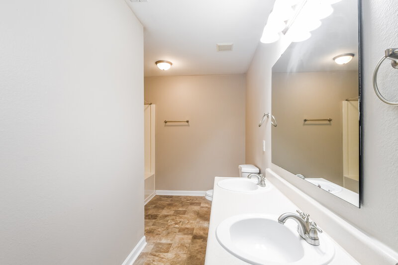 1,730/Mo, 7246 Bobcat Trail Dr Indianapolis, IN 46237 Main Bathroom View