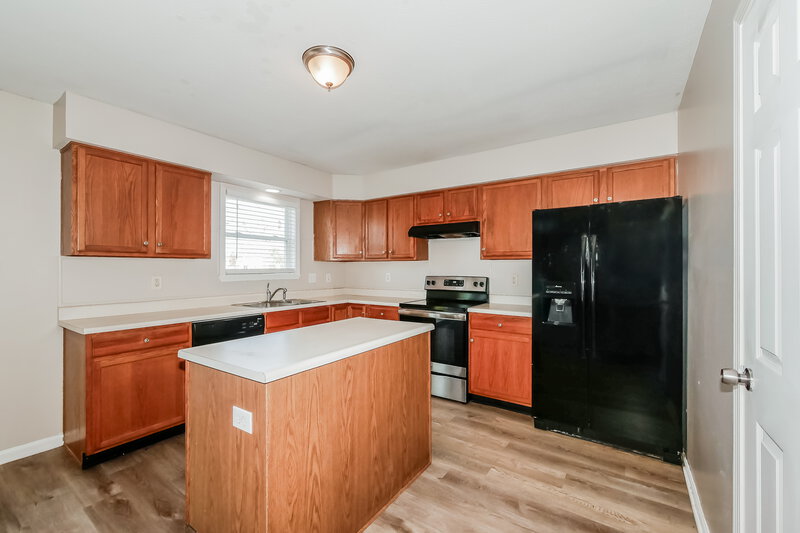 1,950/Mo, 8538 Baypointe Dr Avon, IN 46123 Kitchen View 2