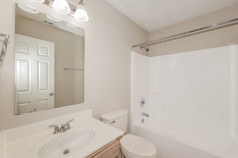1,950/Mo, 8538 Baypointe Dr Avon, IN 46123 Bathroom View
