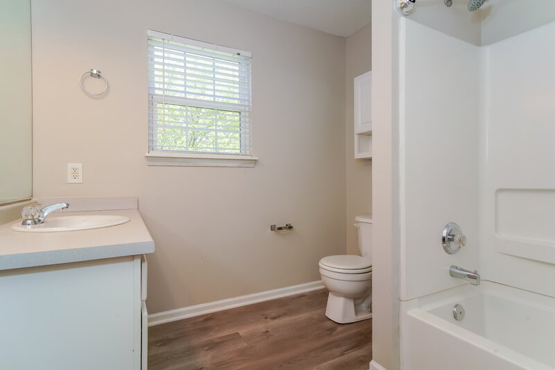 1,935/Mo, 5651 Dollar Forge Dr Indianapolis, IN 46221 Main Bathroom View