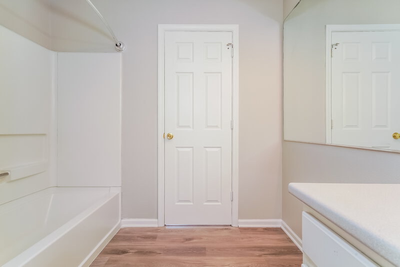 1,935/Mo, 5651 Dollar Forge Dr Indianapolis, IN 46221 Bathroom View