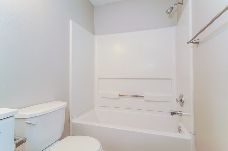 1,935/Mo, 5651 Dollar Forge Dr Indianapolis, IN 46221 Bathroom View 2