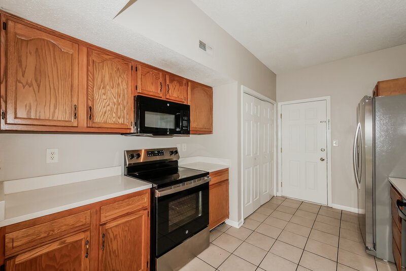 2,440/Mo, 7204 Parklake Pl Indianapolis, IN 46217 Kitchen View 2